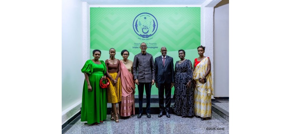 Senateri Muligande n’umuryango we bafatanye ifoto y’urwibutso na Perezida Kagame