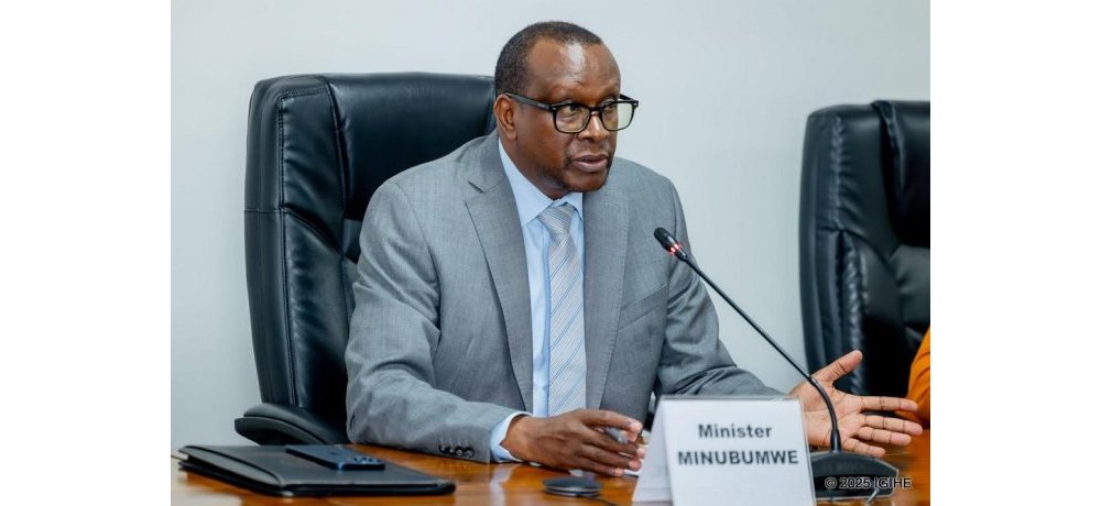Minisitiri Dr. Bizimana yavuze ko guha urubuga uturere bishobora kuzafasha kongera umubare w’inzu zubakwa