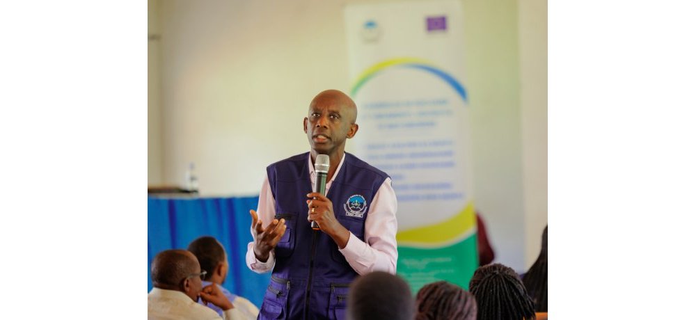 Komiseri muri Komisiyo y’Igihugu y’Uburenganzira bwa Muntu, Francis Kaboneka yasabye abanyeshuri kuba intangarugero mu kubahiriza amahame y’uburenganzira bwa muntu