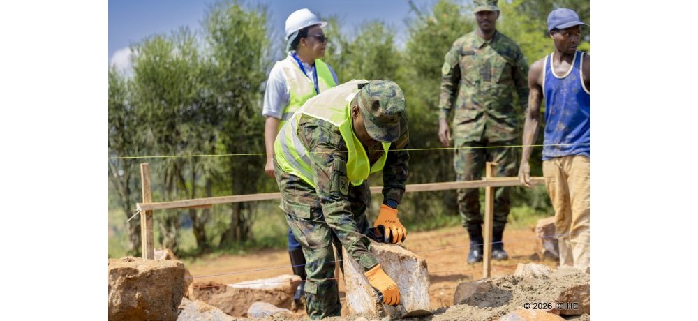 Umuvugizi w’Ingabo z’u Rwanda, Brig Gen Ronald Rwivanga ashyira ibuye fatizo ahazubakwa ibyumba by’amashuri mu kigo cya Kigese TSS