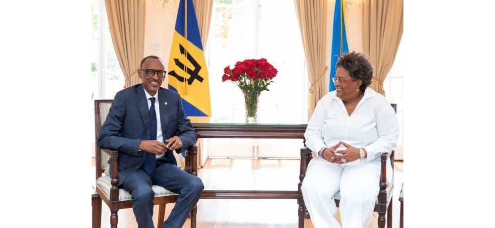 Muri Mata 2022 Perezida Kagame yagiriye uruzinduko muri Barbados yakirwa na Minisitiri w’Intebe  Mia Amor Mottley
