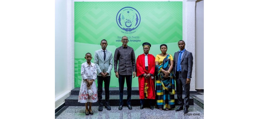 Dr. Didace Nshimiyimana n’umuryango we bafatanye ifoto na Perezida Kagame