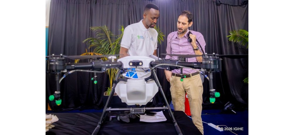Muyumbano Happy Axel, asobanura imikorere ya drone ye yifashishwa mu gutera umuti mu bihingwa