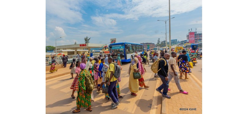 Abakozi 82,5% bo mu Rwanda bajya ku kazi n’amaguru