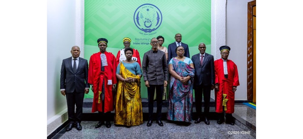 Abayobozi bashya barahiye kuri uyu wa Kane, bafatanye ifoto y’urwibutso n’Abayobozi Bakuru b’igihugu