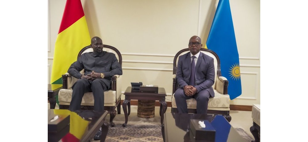 Nyuma yo kwakirwa ku kibuga cy’indege, Perezida Doumbouya na Minisitiri Marizamunda bagiranye ibiganiro