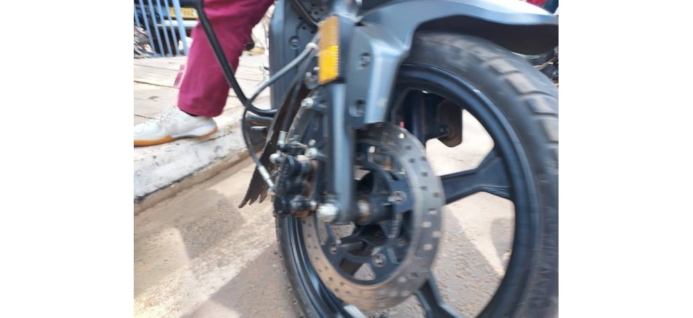 Iki cyuma kiri ku ipeni ni cyo bita ’Plaquette’ abamotari bagaragaza ko cyagakwiye gushyirwa kuri moto zose za Spiro kugira ngo boroherwe no gufata feri