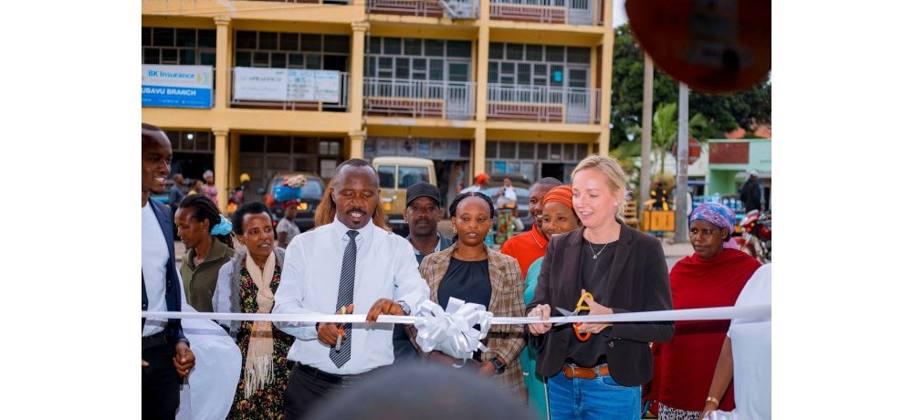 Umuyobozi w’Akarere ka Rubavu, Mulindwa Prosper afatanyije n’Ubuyobozi bwa Biomassters bafunguye ku mugaragaro ishami rya Rubavu