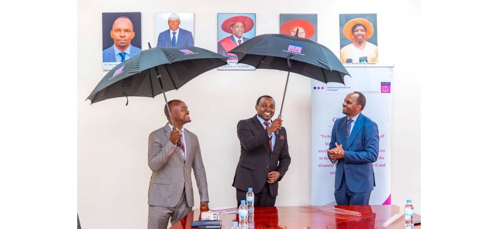 Banahawe n’impano y’imitaka nk’ikimenyetso cy’umutaka w’amategeko ukwiye kuba utwiriye abantu bose mu burenganzira n’inshingano abaha