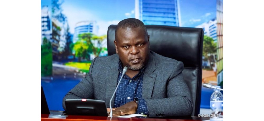 Umuyobozi Mukuru w’Umujyi wa Kigali wungirije ushinzwe Imiturire n’Ibikorwaremezo, Dusabimana Fulgence, yerekana impamvu umushinga wa gare ya Nyabugogo watinze